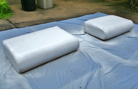 spray-painting-vinyl-cushions-dupli-color